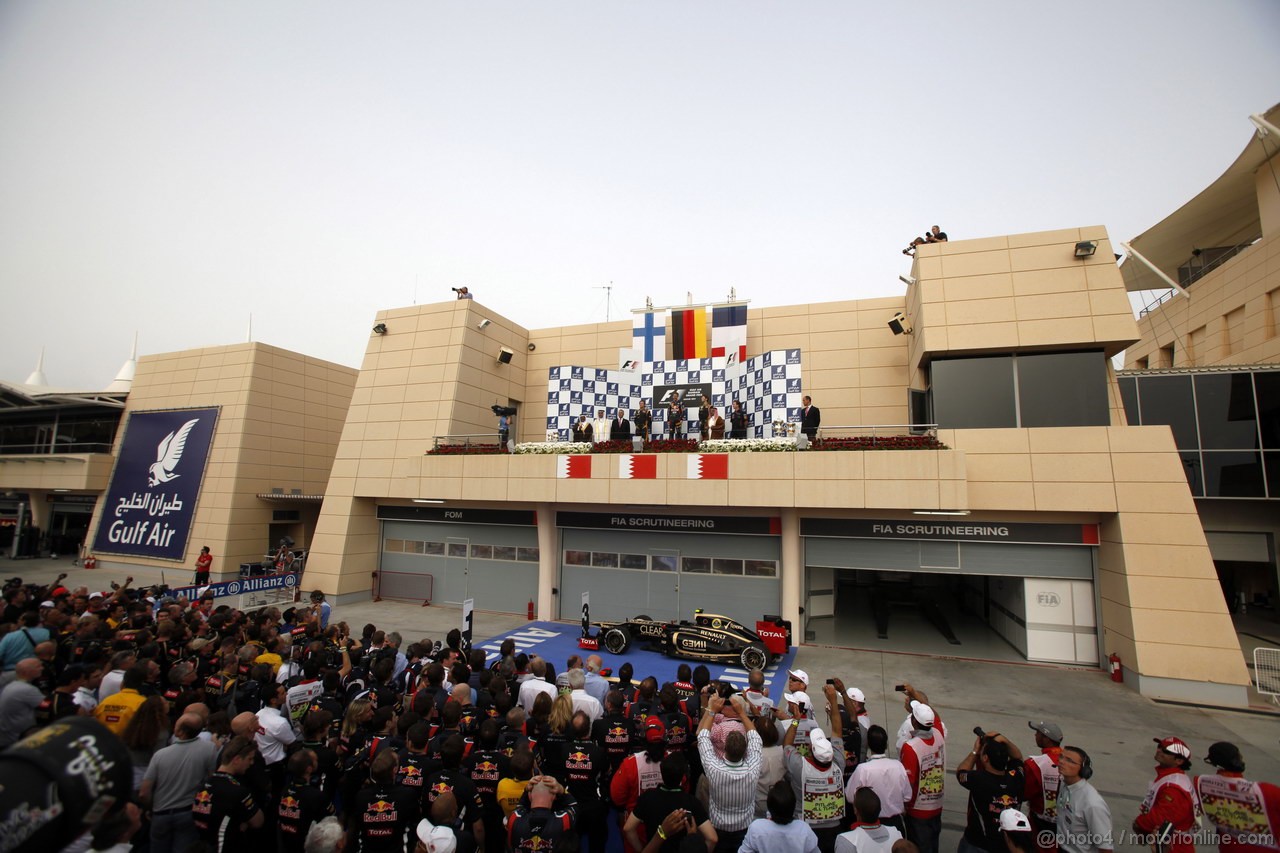 GP BAHRAIN, 22.04.2012- Gara, 1st position Sebastian Vettel (GER) Red Bull Racing RB8, secondo Kimi Raikkonen (FIN) Lotus F1 Team E20 e terzo Romain Grosjean (FRA) Lotus F1 Team E20 