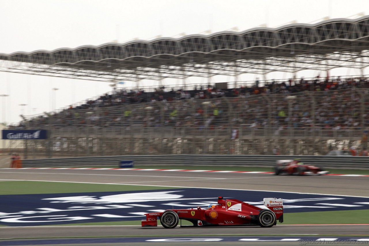 GP BAHRAIN, 22.04.2012- Gara, Fernando Alonso (ESP) Ferrari F2012 e Felipe Massa (BRA) Ferrari F2012 