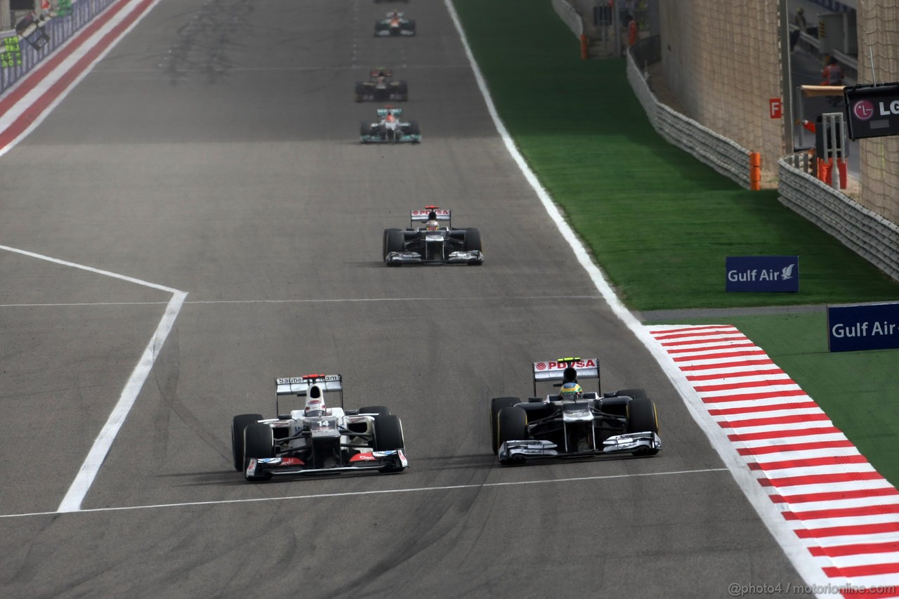 GP BAHRAIN, 22.04.2012- Gara, Kamui Kobayashi (JAP) Sauber F1 Team C31 e Bruno Senna (BRA) Williams F1 Team FW34 