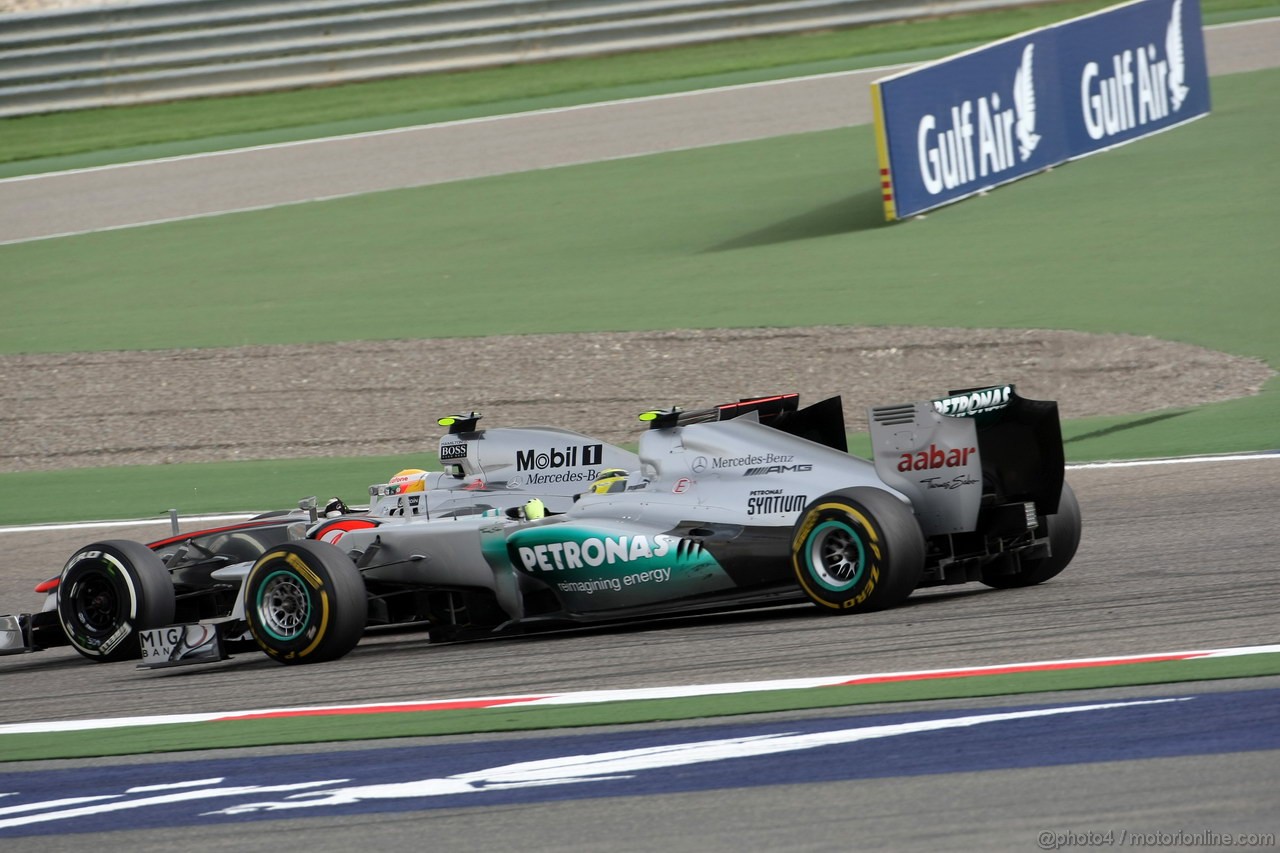 GP BAHRAIN, 22.04.2012- Gara, Lewis Hamilton (GBR) McLaren Mercedes MP4-27 e Nico Rosberg (GER) Mercedes AMG F1 W03 