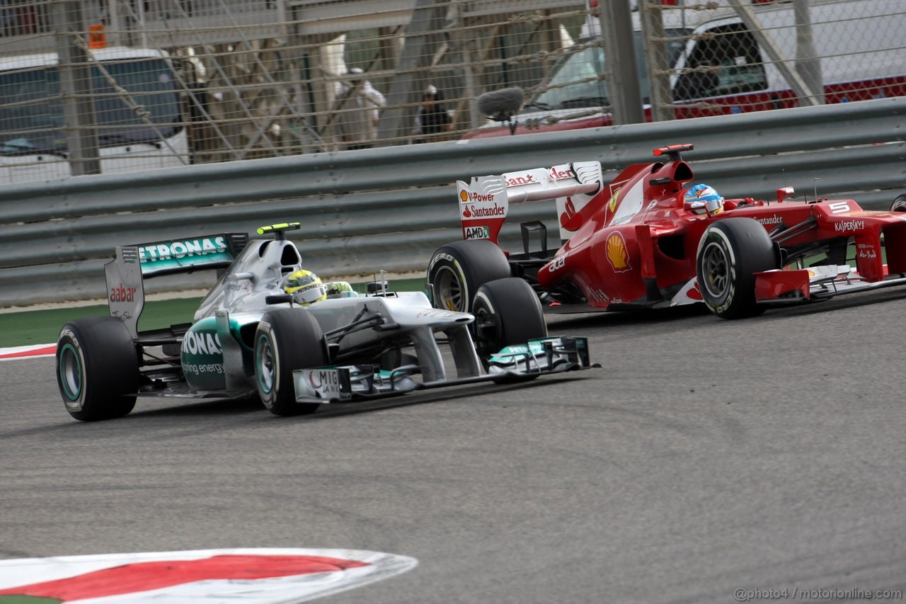 GP BAHRAIN, 22.04.2012- Gara, Nico Rosberg (GER) Mercedes AMG F1 W03 e Fernando Alonso (ESP) Ferrari F2012 
