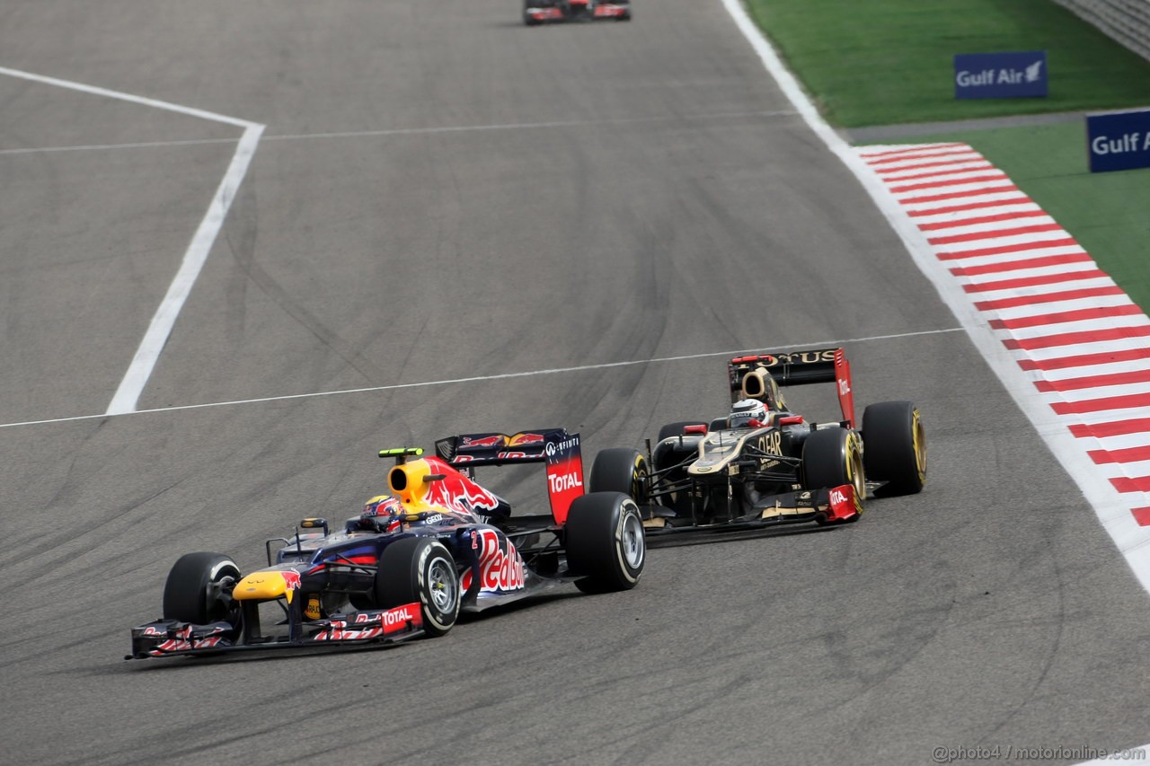 GP BAHRAIN, 22.04.2012- Gara, Mark Webber (AUS) Red Bull Racing RB8 e Kimi Raikkonen (FIN) Lotus F1 Team E20 