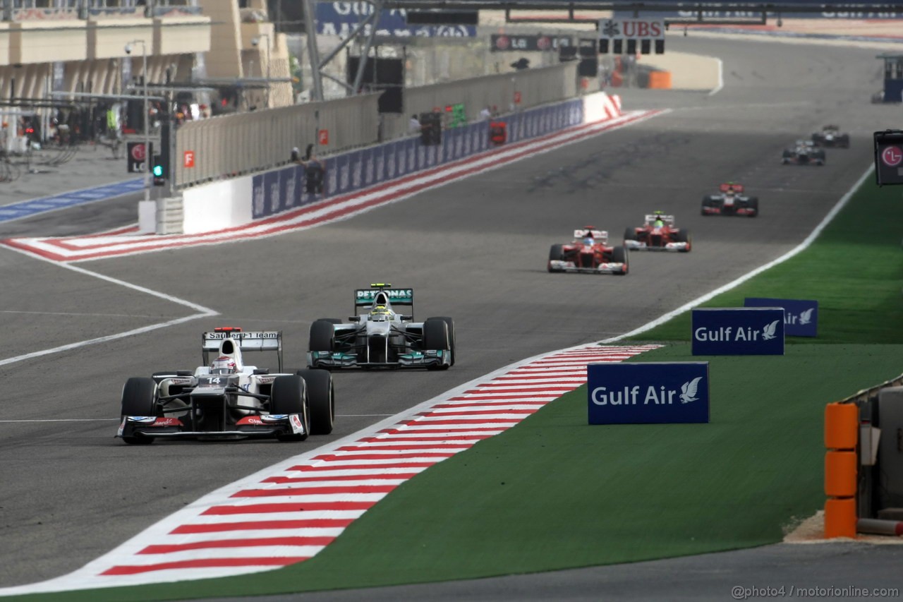 GP BAHRAIN, 22.04.2012- Gara, Kamui Kobayashi (JAP) Sauber F1 Team C31 davanti a Nico Rosberg (GER) Mercedes AMG F1 W03 