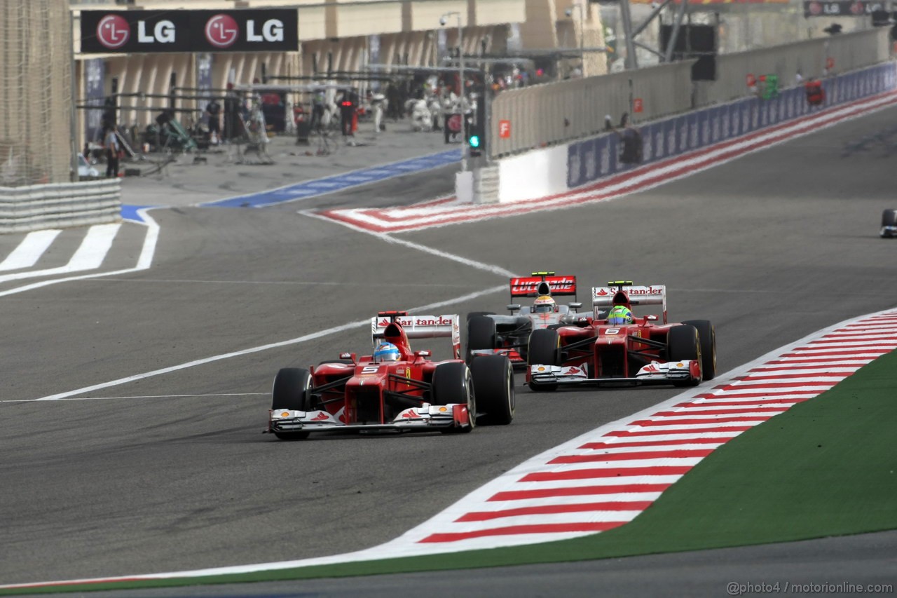 GP BAHRAIN, 22.04.2012- Gara, Fernando Alonso (ESP) Ferrari F2012 davanti a Felipe Massa (BRA) Ferrari F2012 e Lewis Hamilton (GBR) McLaren Mercedes MP4-27 