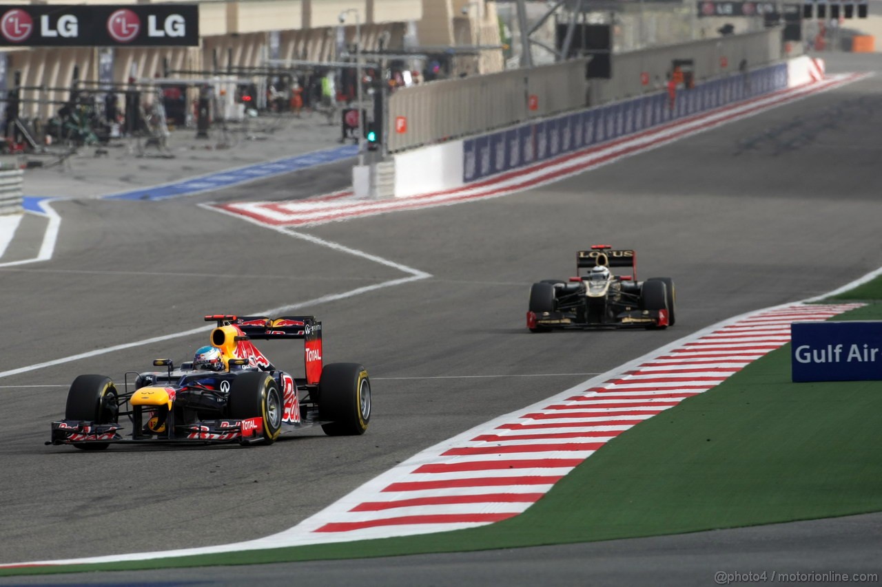 GP BAHRAIN, 22.04.2012- Gara, Sebastian Vettel (GER) Red Bull Racing RB8 davanti a Kimi Raikkonen (FIN) Lotus F1 Team E20 