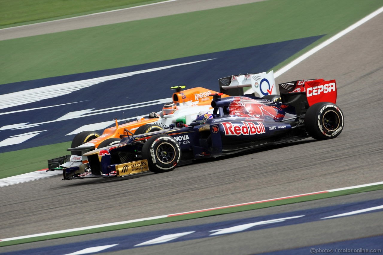 GP BAHRAIN, 22.04.2012- Gara, Nico Hulkenberg (GER) Sahara Force India F1 Team VJM05 e Daniel Ricciardo (AUS) Scuderia Toro Rosso STR7 