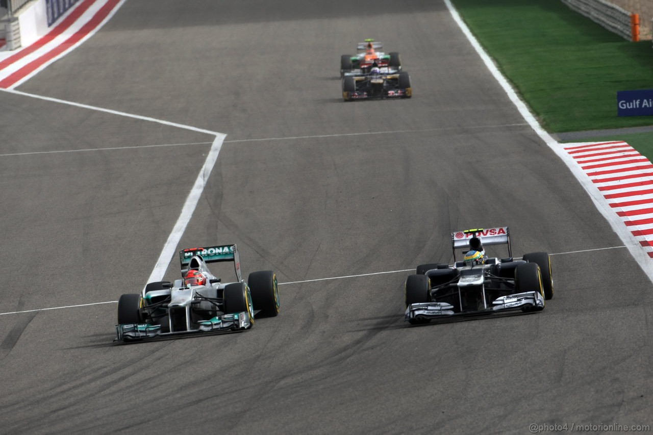 GP BAHRAIN, 22.04.2012- Gara, Michael Schumacher (GER) Mercedes AMG F1 W03 e Bruno Senna (BRA) Williams F1 Team FW34 