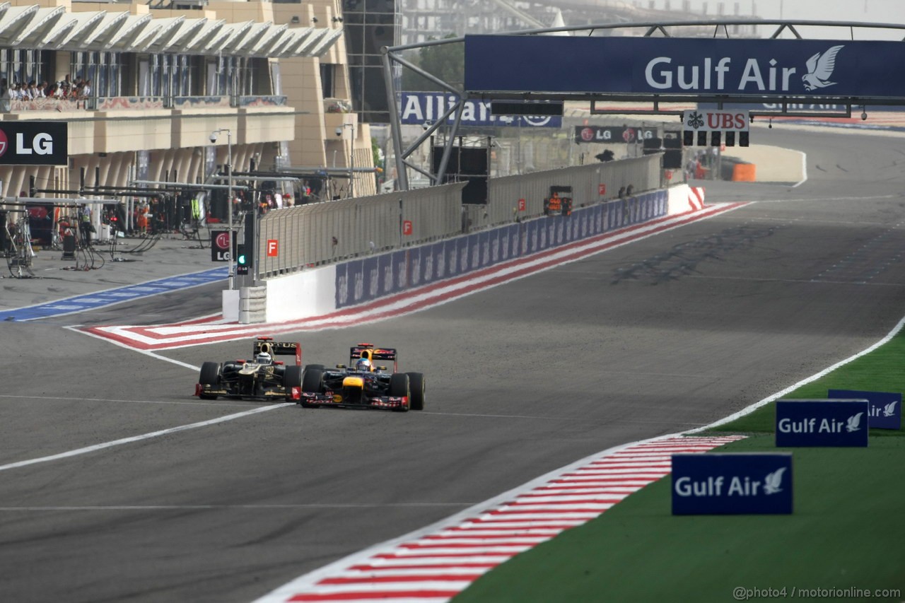 GP BAHRAIN, 22.04.2012- Gara, Kimi Raikkonen (FIN) Lotus F1 Team E20 e Sebastian Vettel (GER) Red Bull Racing RB8 
