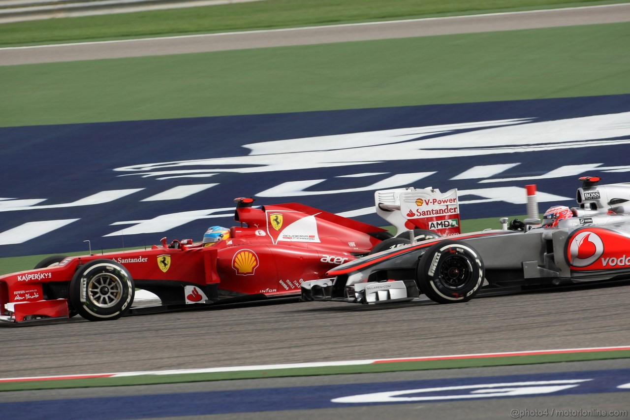 GP BAHRAIN, 22.04.2012- Gara, Fernando Alonso (ESP) Ferrari F2012 e Jenson Button (GBR) McLaren Mercedes MP4-27 