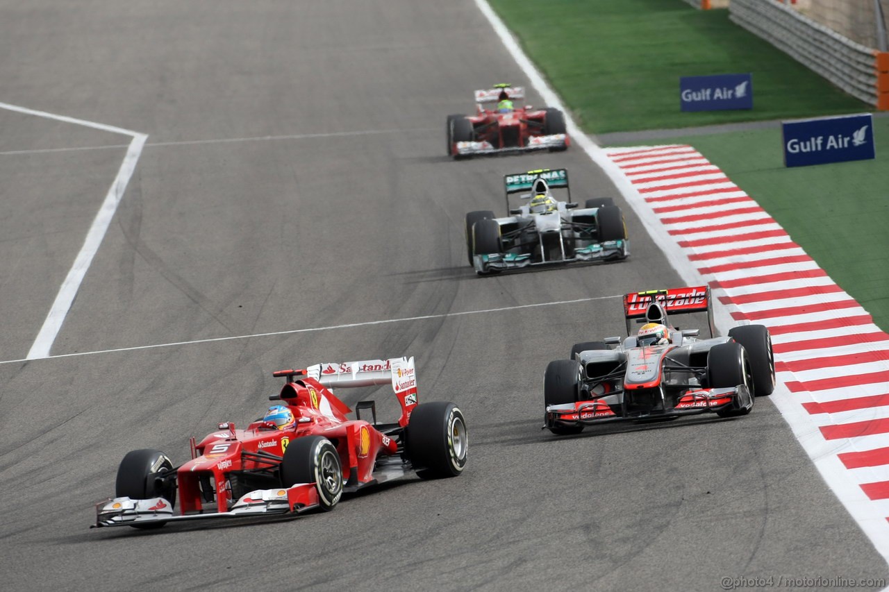 GP BAHRAIN, 22.04.2012- Gara, Fernando Alonso (ESP) Ferrari F2012 davanti a Lewis Hamilton (GBR) McLaren Mercedes MP4-27 