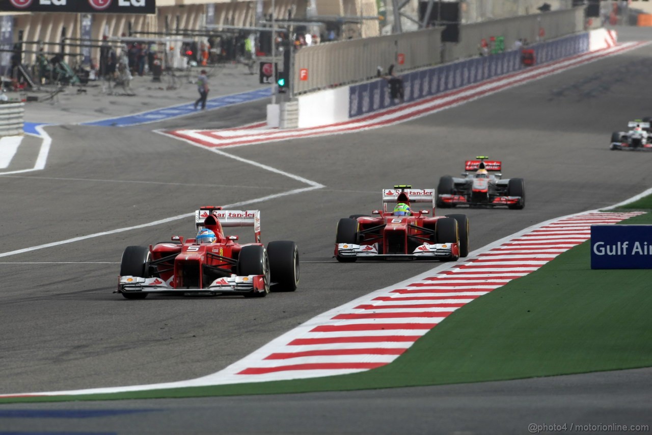 GP BAHRAIN, 22.04.2012- Gara, Fernando Alonso (ESP) Ferrari F2012 davanti a Felipe Massa (BRA) Ferrari F2012 e Lewis Hamilton (GBR) McLaren Mercedes MP4-27 