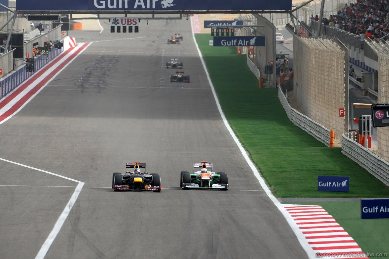 GP BAHRAIN, 22.04.2012- Gara, Sebastian Vettel (GER) Red Bull Racing RB8 e Paul di Resta (GBR) Sahara Force India F1 Team VJM05 