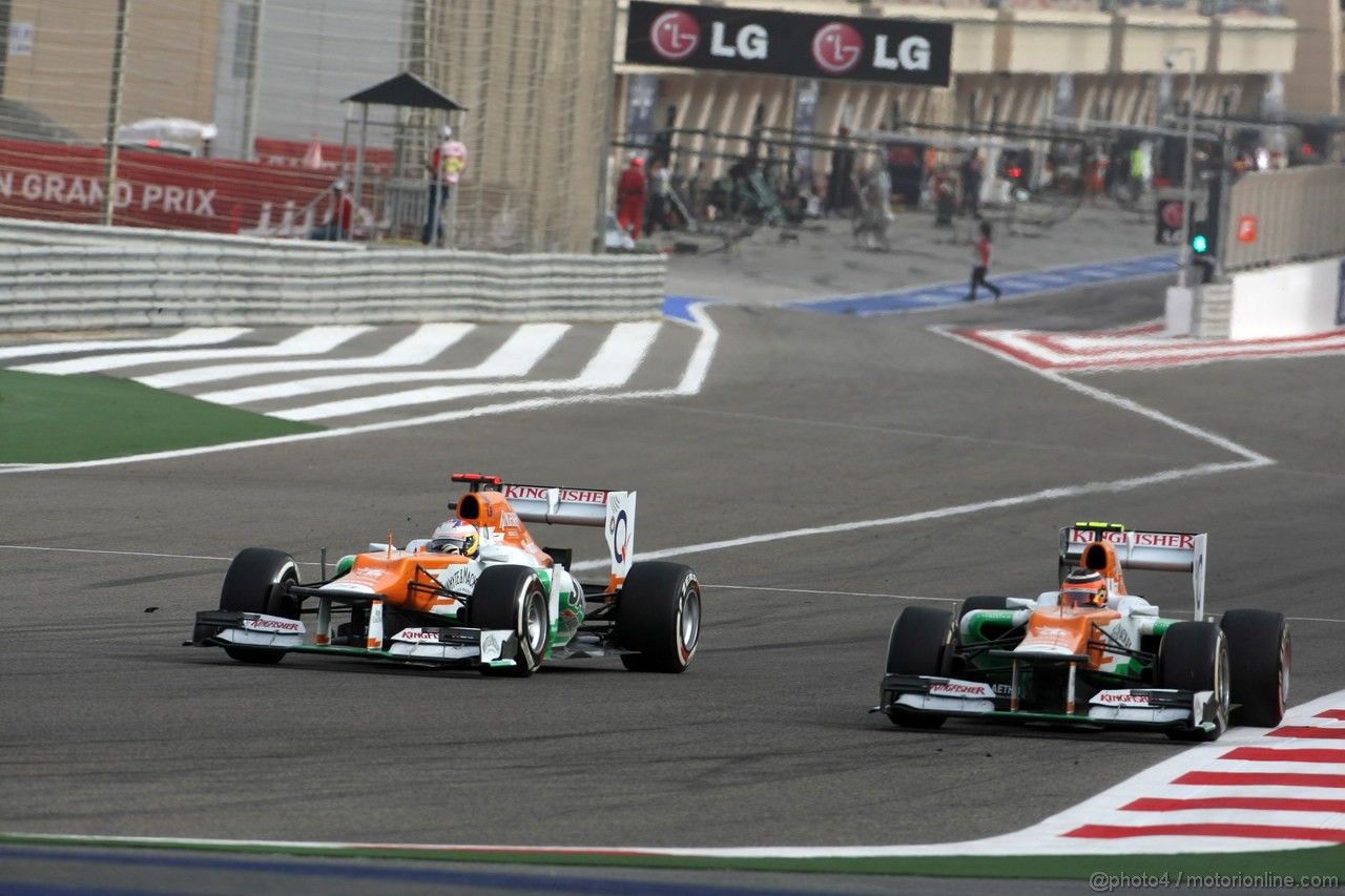 GP BAHRAIN, 22.04.2012- Gara, Paul di Resta (GBR) Sahara Force India F1 Team VJM05 e Nico Hulkenberg (GER) Sahara Force India F1 Team VJM05 