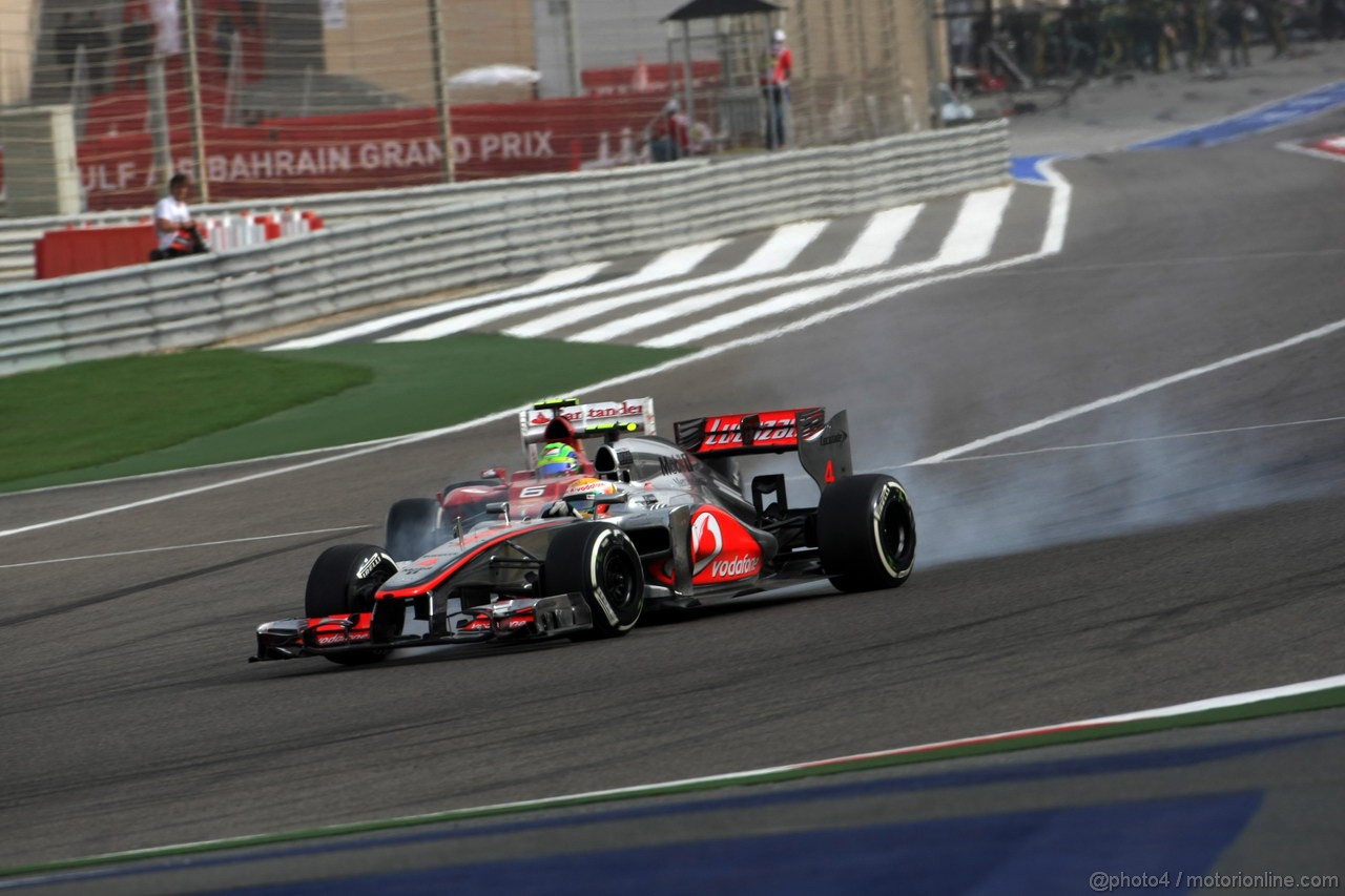 GP BAHRAIN, 22.04.2012- Gara, Felipe Massa (BRA) Ferrari F2012 e Lewis Hamilton (GBR) McLaren Mercedes MP4-27 