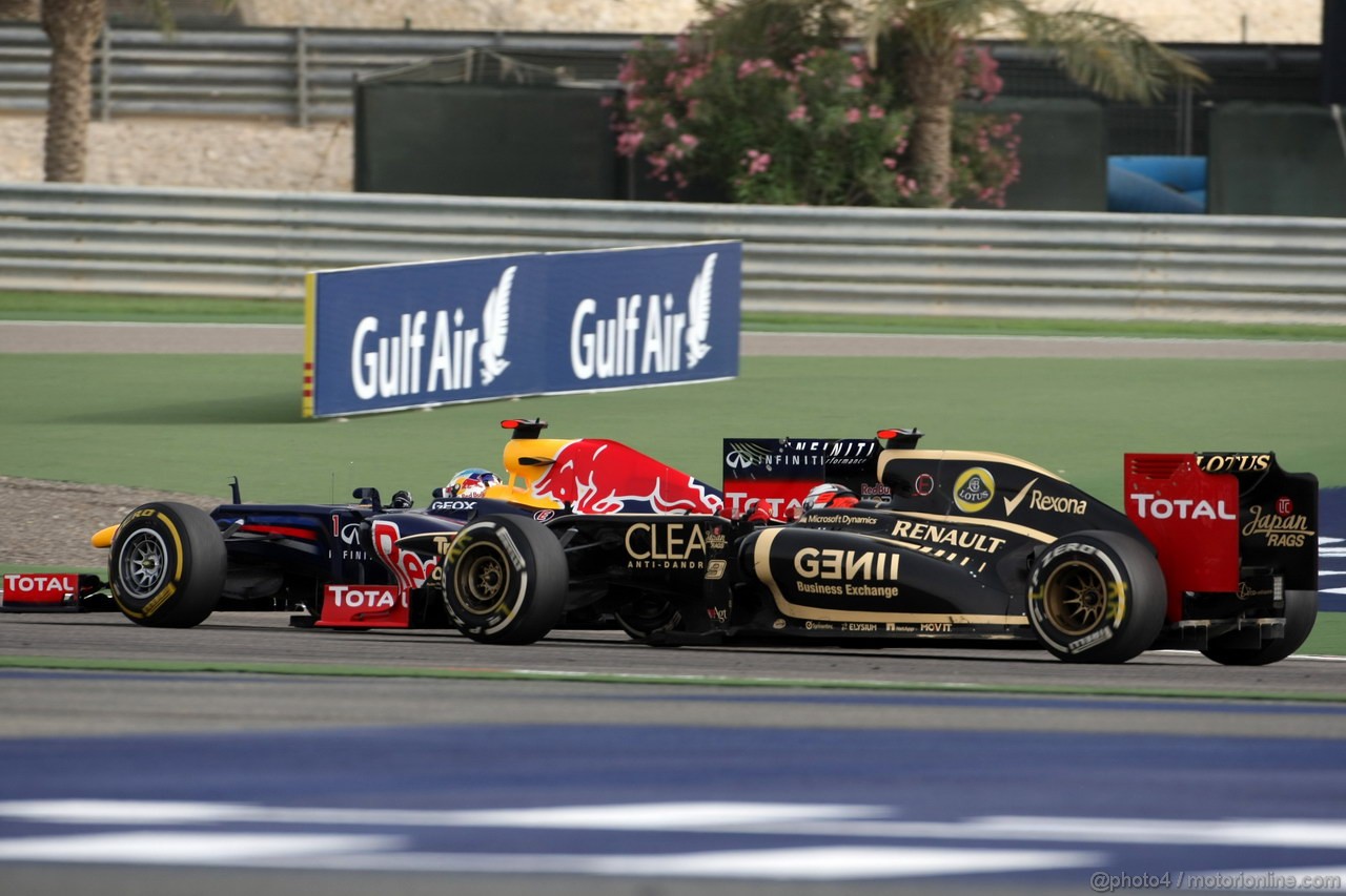 GP BAHRAIN, 22.04.2012- Gara, Sebastian Vettel (GER) Red Bull Racing RB8 e Kimi Raikkonen (FIN) Lotus F1 Team E20 