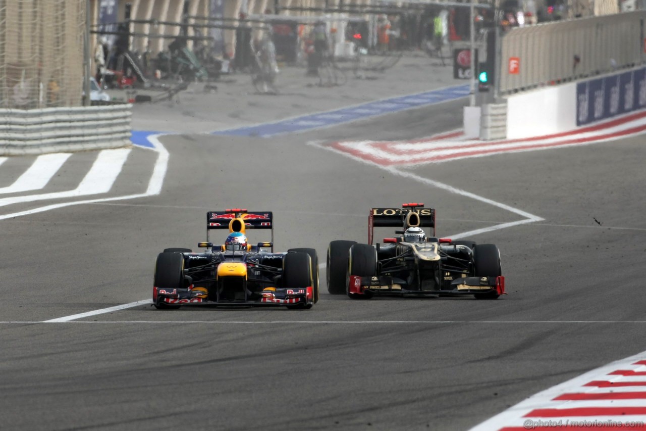 GP BAHRAIN, 22.04.2012- Gara, Sebastian Vettel (GER) Red Bull Racing RB8 andKimi Raikkonen (FIN) Lotus F1 Team E20 