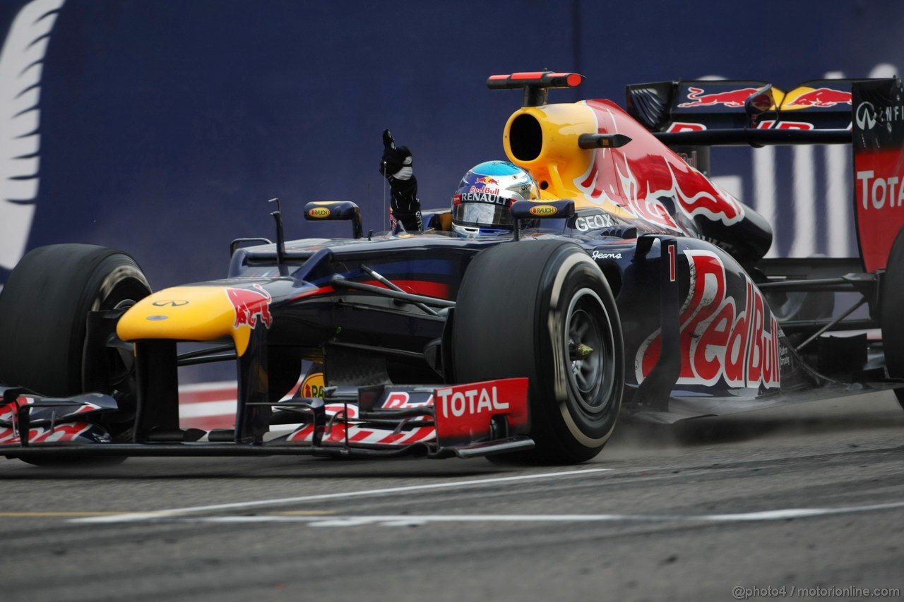 GP BAHRAIN, 22.04.2012- Gara, Sebastian Vettel (GER) Red Bull Racing RB8 celebrates the victory