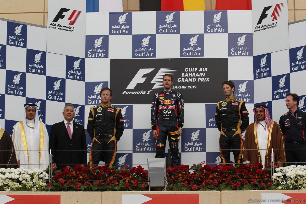 GP BAHRAIN, 22.04.2012- Gara, Sebastian Vettel (GER) Red Bull Racing RB8 vincitore, Kimi Raikkonen (FIN) Lotus F1 Team E20 secondo e Romain Grosjean (FRA) Lotus F1 Team E20 terzo with Christian Horner (GBR), Red Bull Racing, Sporting Director