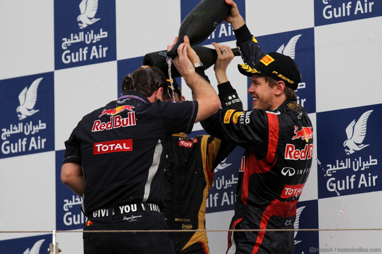 GP BAHRAIN, 22.04.2012- Gara, Sebastian Vettel (GER) Red Bull Racing RB8 vincitore e Christian Horner (GBR), Red Bull Racing, Sporting Director 