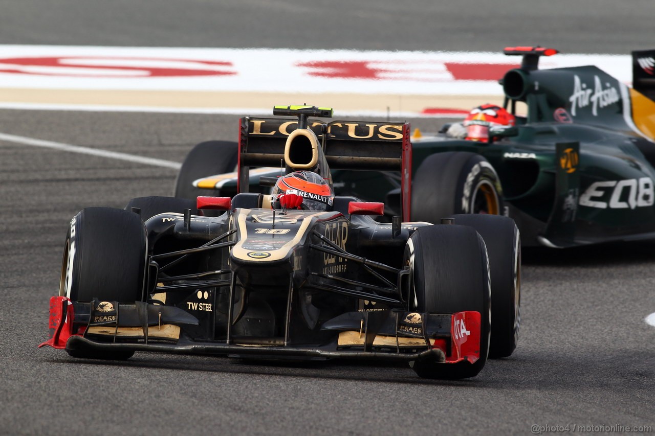 GP BAHRAIN, 22.04.2012- Gara, Romain Grosjean (FRA) Lotus F1 Team E20 davanti a Heikki Kovalainen (FIN) Caterham F1 Team CT01 