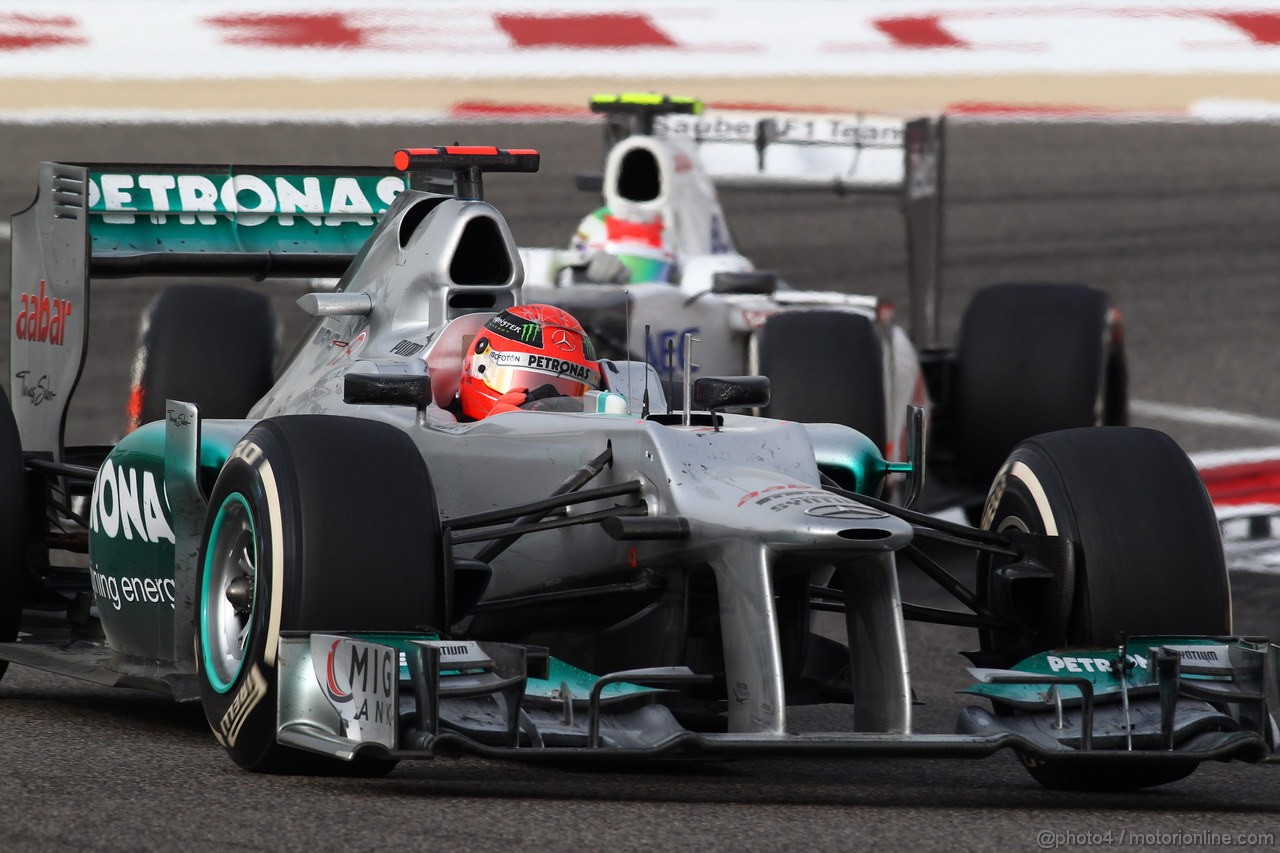 GP BAHRAIN, 22.04.2012- Gara, Michael Schumacher (GER) Mercedes AMG F1 W03 davanti a Sergio Prez (MEX) Sauber F1 Team C31 