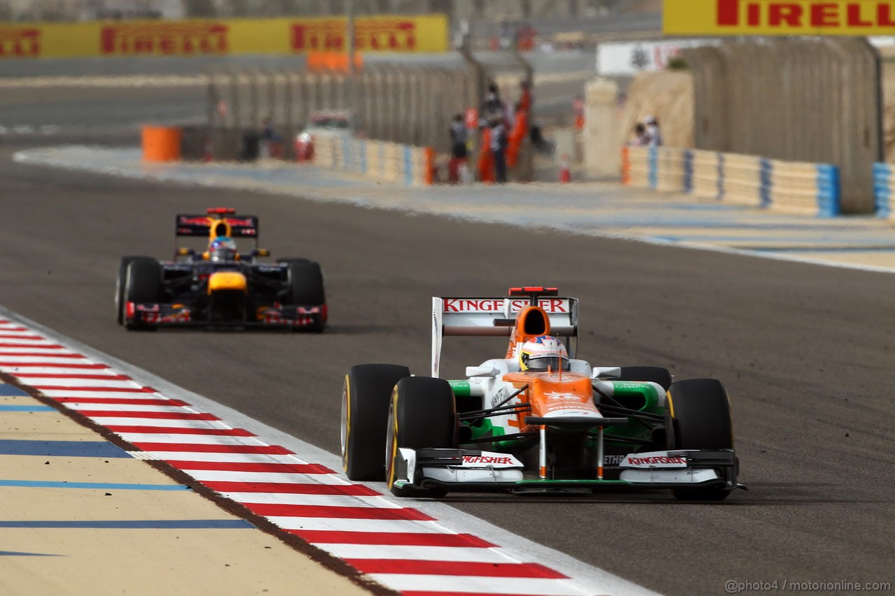 GP BAHRAIN, 22.04.2012- Gara, Paul di Resta (GBR) Sahara Force India F1 Team VJM05 davanti a Sebastian Vettel (GER) Red Bull Racing RB8 