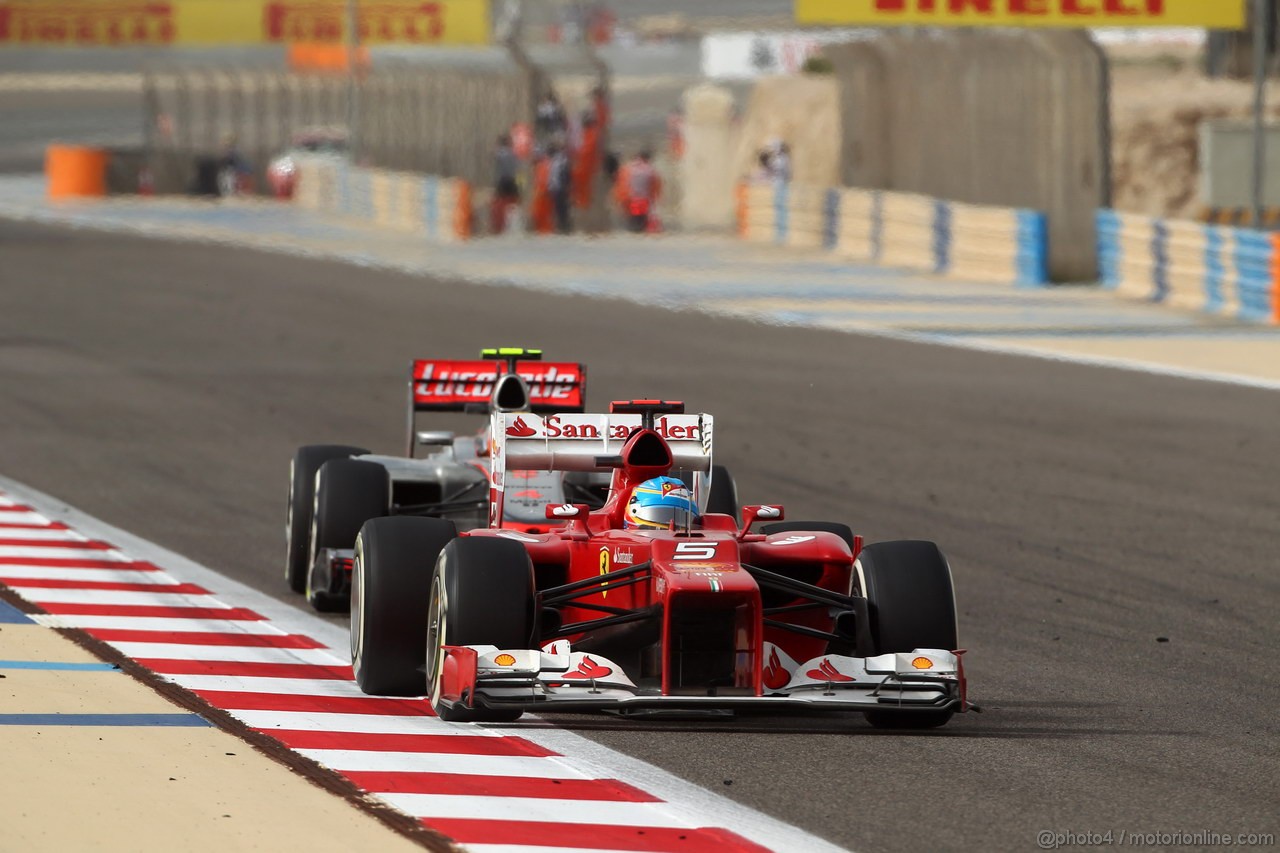 GP BAHRAIN, 22.04.2012- Gara, Fernando Alonso (ESP) Ferrari F2012 davanti a Lewis Hamilton (GBR) McLaren Mercedes MP4-27 