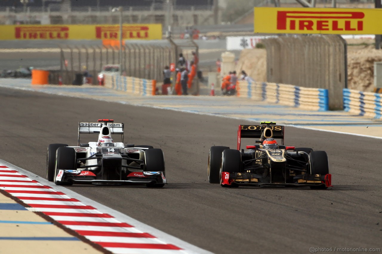 GP BAHRAIN, 22.04.2012- Gara, Kamui Kobayashi (JAP) Sauber F1 Team C31 e Romain Grosjean (FRA) Lotus F1 Team E20 