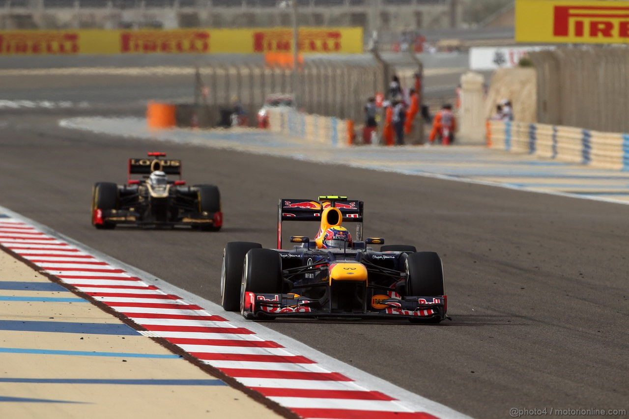 GP BAHRAIN, 22.04.2012- Gara, Mark Webber (AUS) Red Bull Racing RB8 davanti a Kimi Raikkonen (FIN) Lotus F1 Team E20 