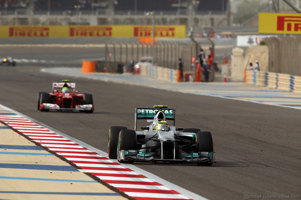 GP BAHRAIN, 22.04.2012- Gara, Nick Heidfeld (GER) Lotus Renault GP R31  davanti a Felipe Massa (BRA) Ferrari F2012 
