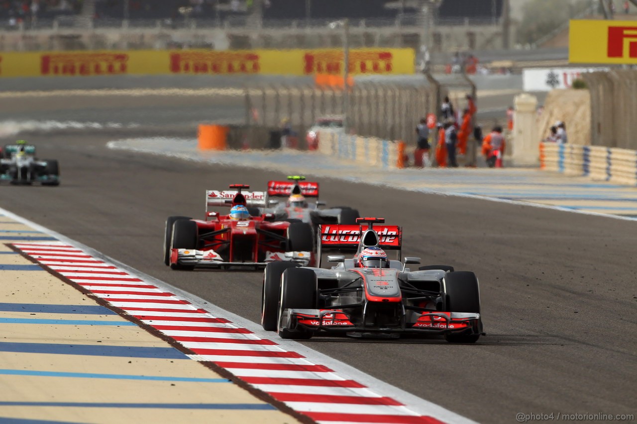 GP BAHRAIN, 22.04.2012- Gara, Jenson Button (GBR) McLaren Mercedes MP4-27 davanti a Fernando Alonso (ESP) Ferrari F2012 e Lewis Hamilton (GBR) McLaren Mercedes MP4-27 