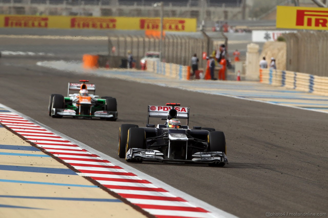 GP BAHRAIN, 22.04.2012- Gara, Pastor Maldonado (VEN) Williams F1 Team FW34 davanti a Paul di Resta (GBR) Sahara Force India F1 Team VJM05 