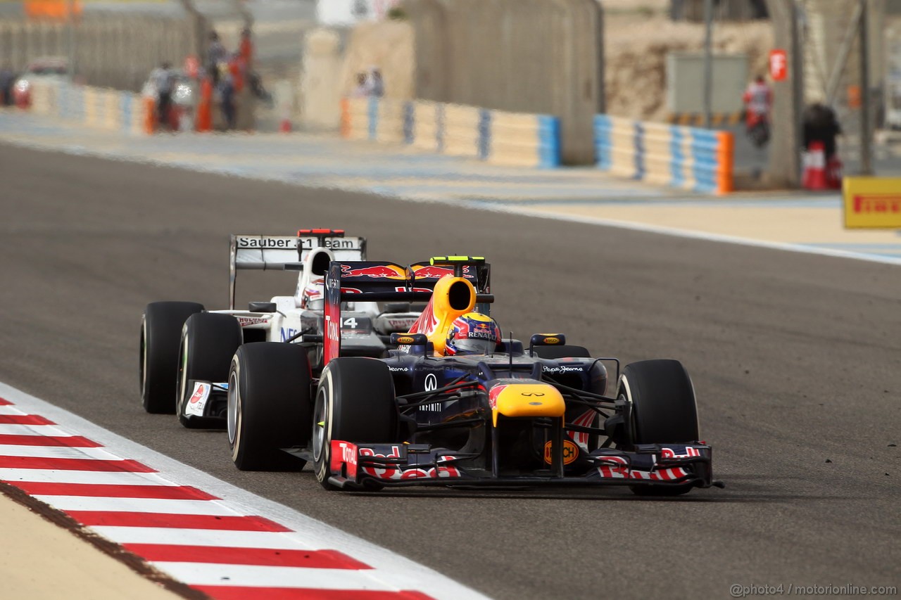 GP BAHRAIN, 22.04.2012- Gara, Mark Webber (AUS) Red Bull Racing RB8 davanti a Kamui Kobayashi (JAP) Sauber F1 Team C31 