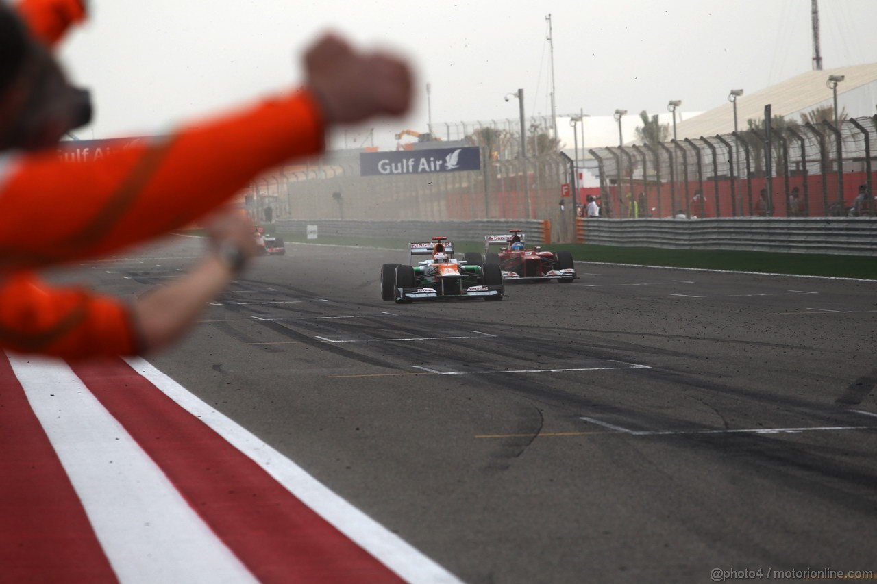 GP BAHRAIN, 22.04.2012- Gara, Paul di Resta (GBR) Sahara Force India F1 Team VJM05 e Fernando Alonso (ESP) Ferrari F2012 