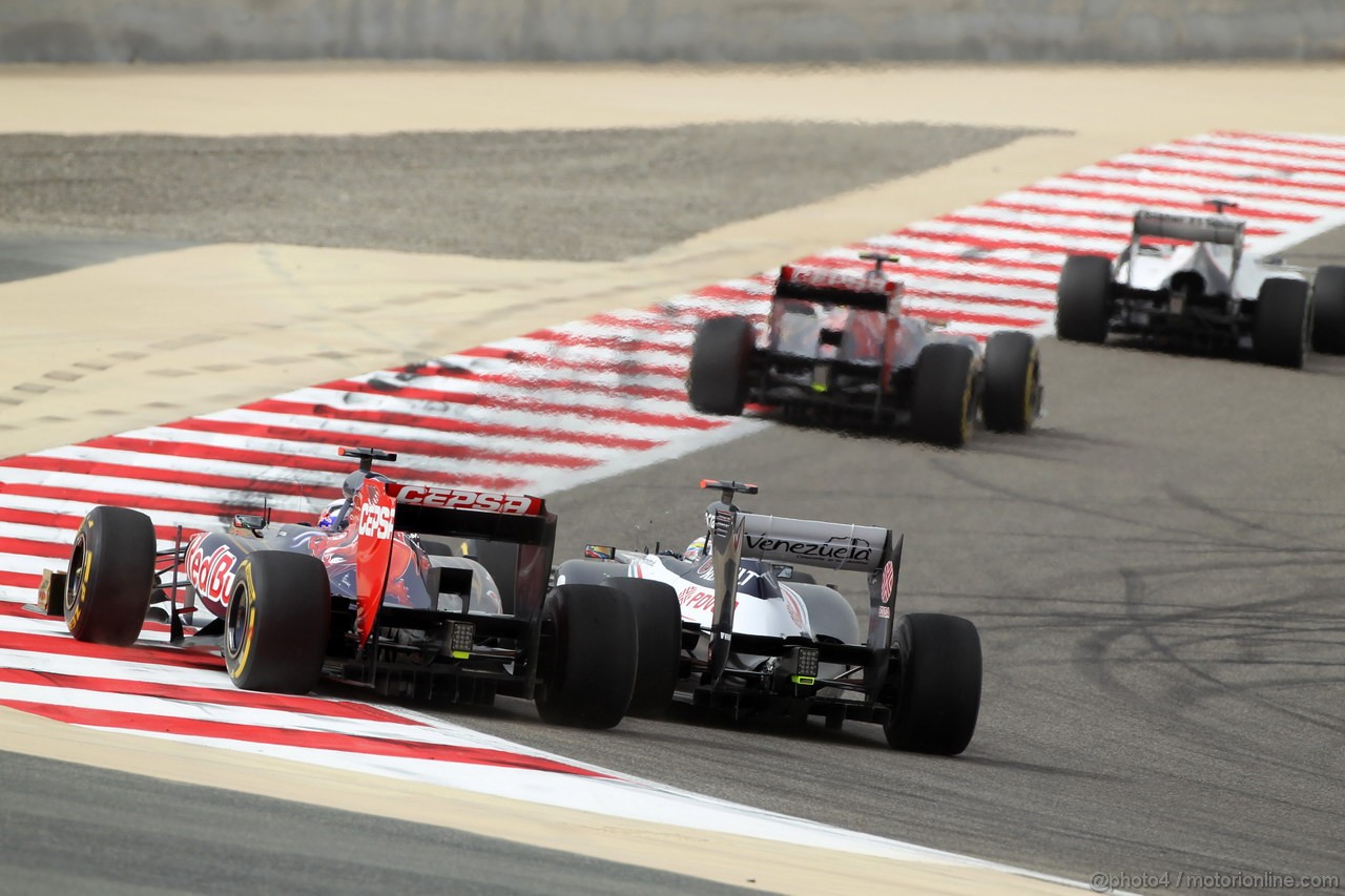 GP BAHRAIN, 22.04.2012- Gara, Daniel Ricciardo (AUS) Scuderia Toro Rosso STR7 e Pastor Maldonado (VEN) Williams F1 Team FW34 