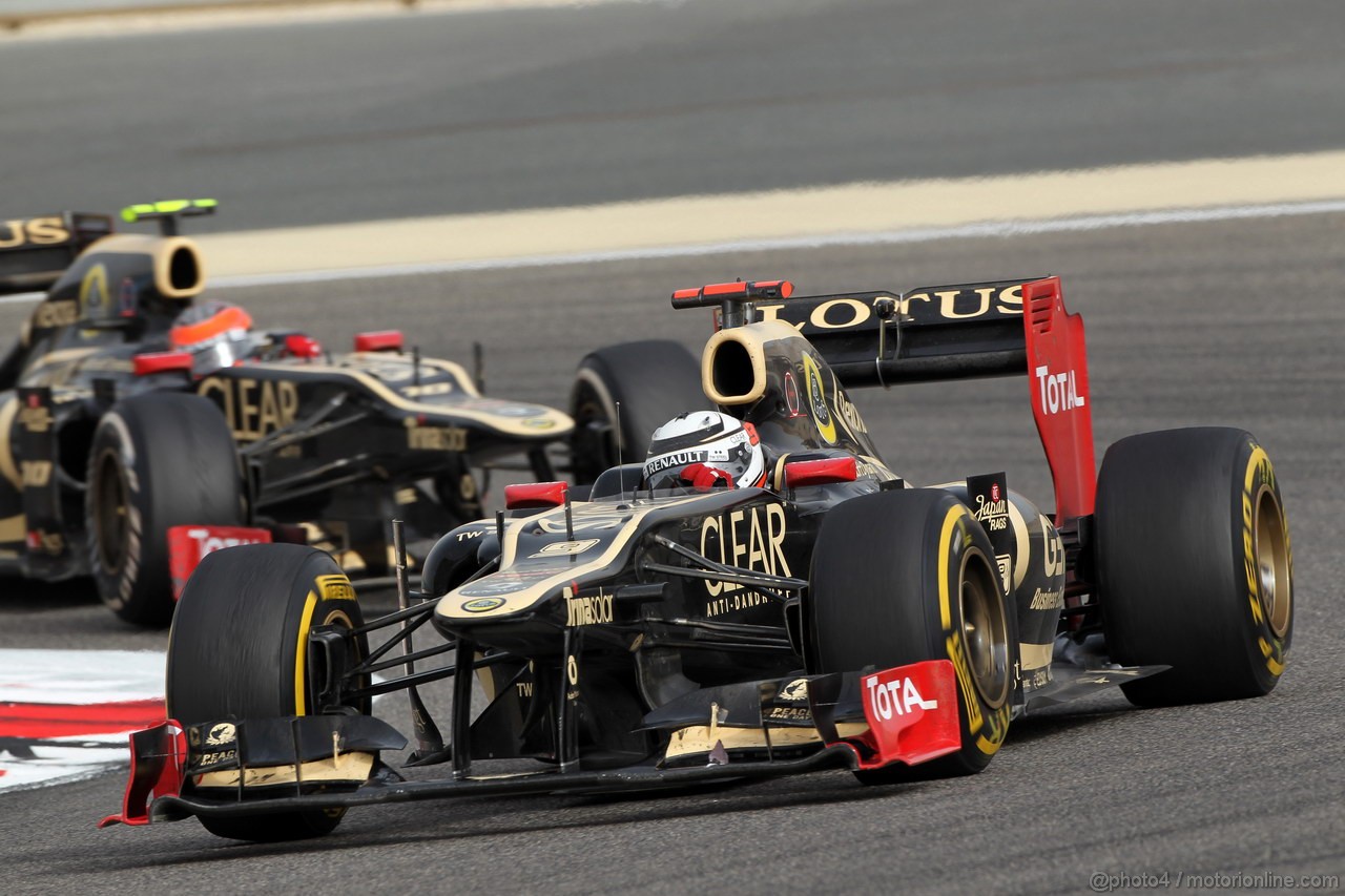 GP BAHRAIN, 22.04.2012- Gara, Kimi Raikkonen (FIN) Lotus F1 Team E20 davanti a Romain Grosjean (FRA) Lotus F1 Team E20 