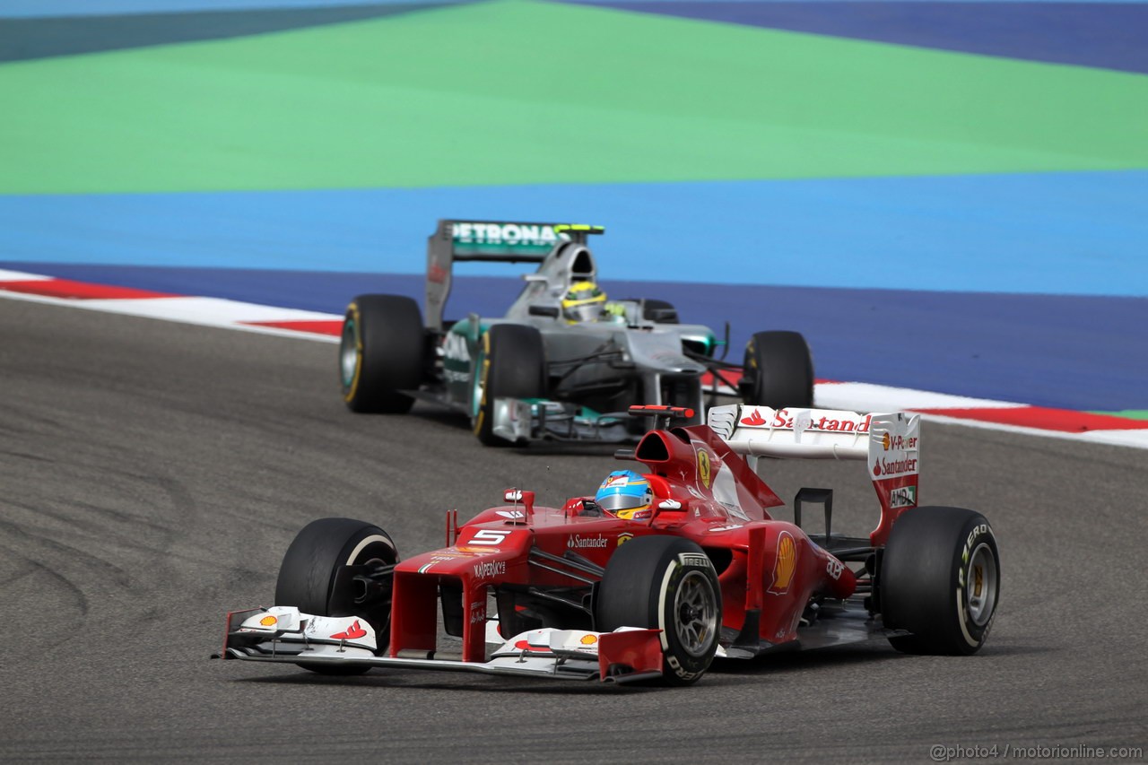 GP BAHRAIN, 22.04.2012- Gara, Fernando Alonso (ESP) Ferrari F2012 davanti a Nico Rosberg (GER) Mercedes AMG F1 W03 