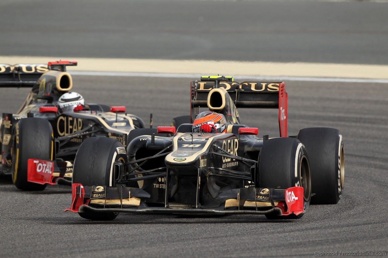 GP BAHRAIN, 22.04.2012- Gara, Romain Grosjean (FRA) Lotus F1 Team E20 davanti a Kimi Raikkonen (FIN) Lotus F1 Team E20 