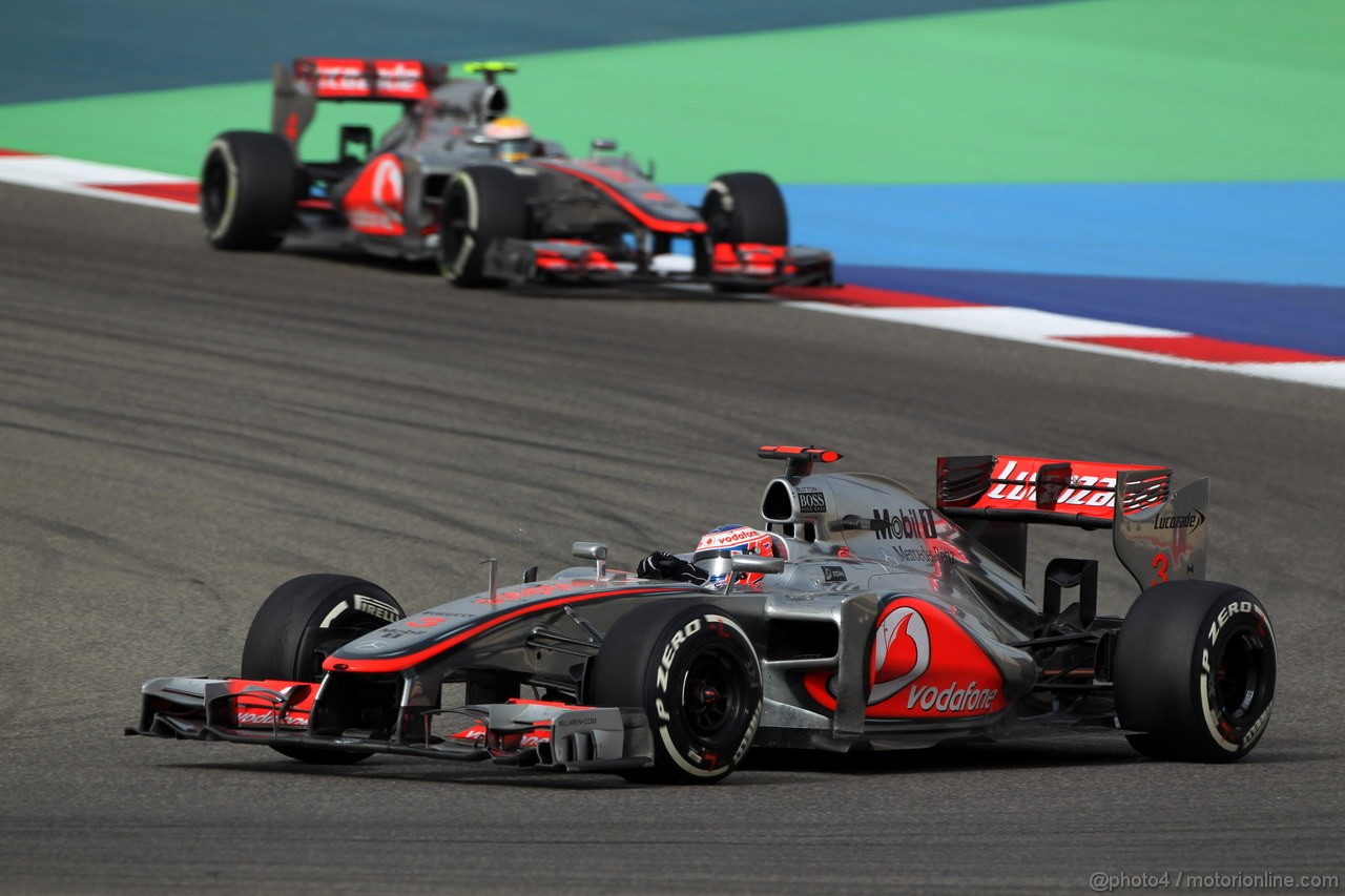 GP BAHRAIN, 22.04.2012- Gara, Jenson Button (GBR) McLaren Mercedes MP4-27 davanti a Lewis Hamilton (GBR) McLaren Mercedes MP4-27 