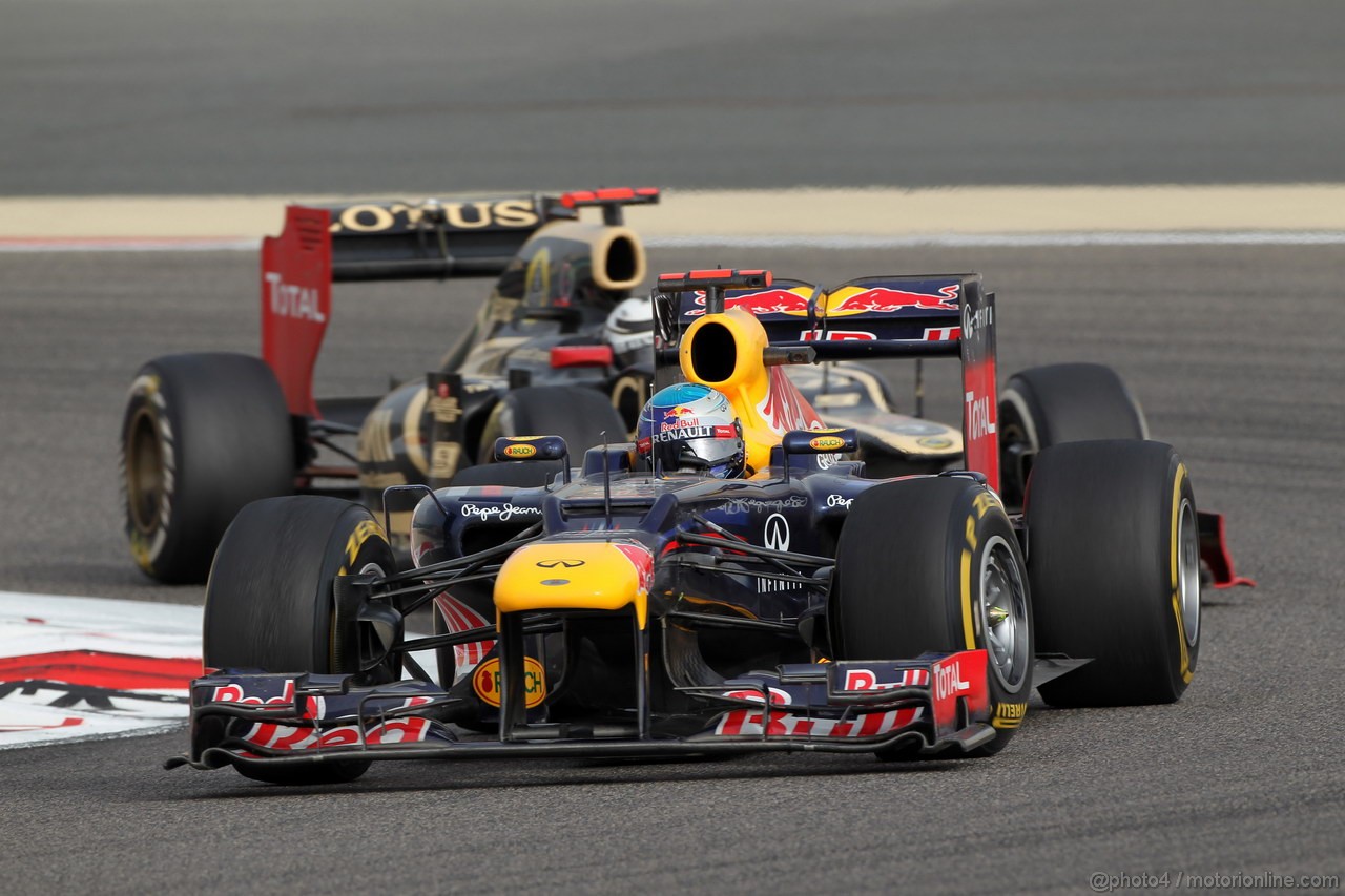 GP BAHRAIN, 22.04.2012- Gara, Sebastian Vettel (GER) Red Bull Racing RB8 davanti a Kimi Raikkonen (FIN) Lotus F1 Team E20 
