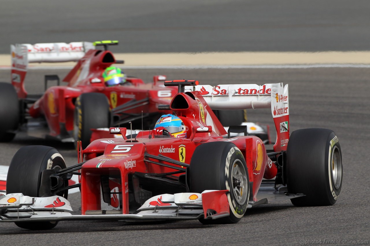 GP BAHRAIN, 22.04.2012- Gara, Fernando Alonso (ESP) Ferrari F2012 davanti a Felipe Massa (BRA) Ferrari F2012 