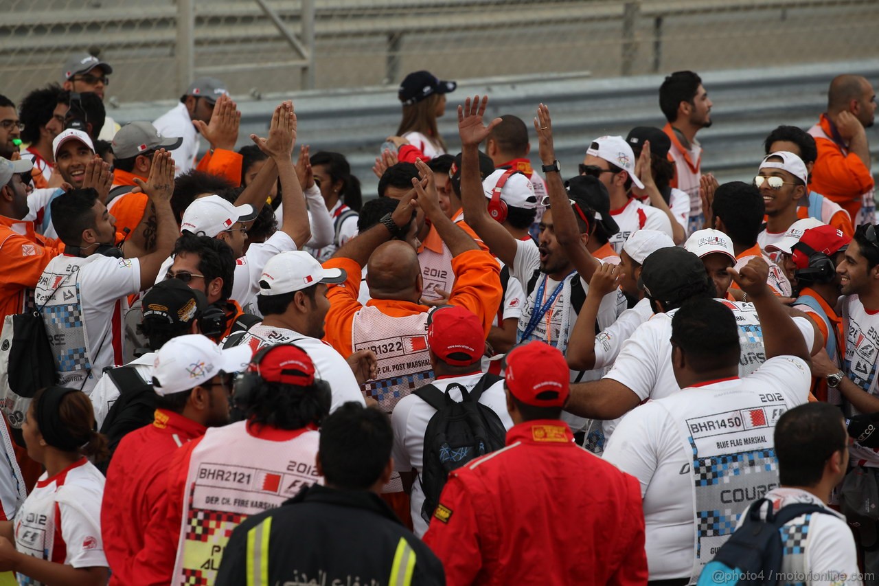 GP BAHRAIN, 22.04.2012- Gara, Marshals after the race