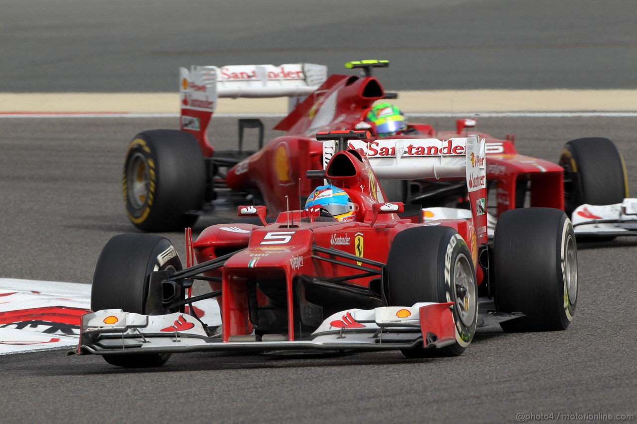 GP BAHRAIN, 22.04.2012- Gara, Fernando Alonso (ESP) Ferrari F2012 davanti a Felipe Massa (BRA) Ferrari F2012 