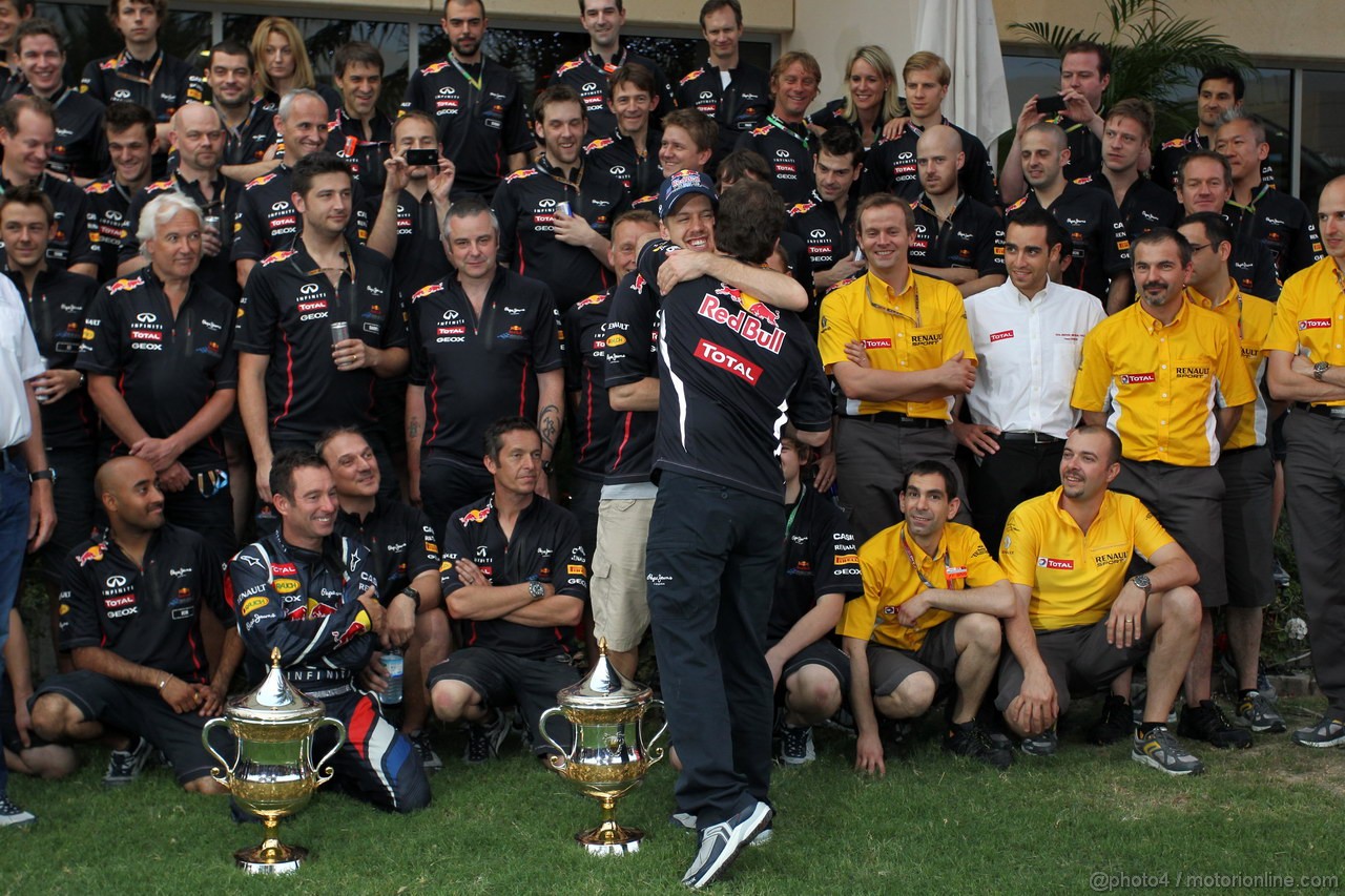 GP BAHRAIN, 22.04.2012- Gara Festeggiamenti, Christian Horner (GBR), Red Bull Racing, Sporting Director e Sebastian Vettel (GER) Red Bull Racing RB8 vincitore