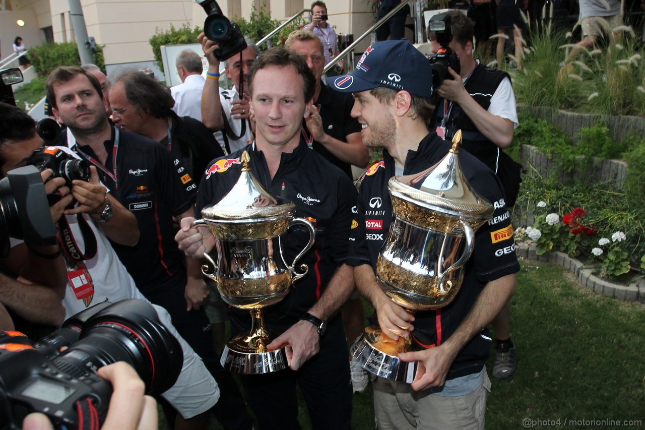GP BAHRAIN, 22.04.2012- Gara Festeggiamenti, Christian Horner (GBR), Red Bull Racing, Sporting Director e Sebastian Vettel (GER) Red Bull Racing RB8 vincitore 