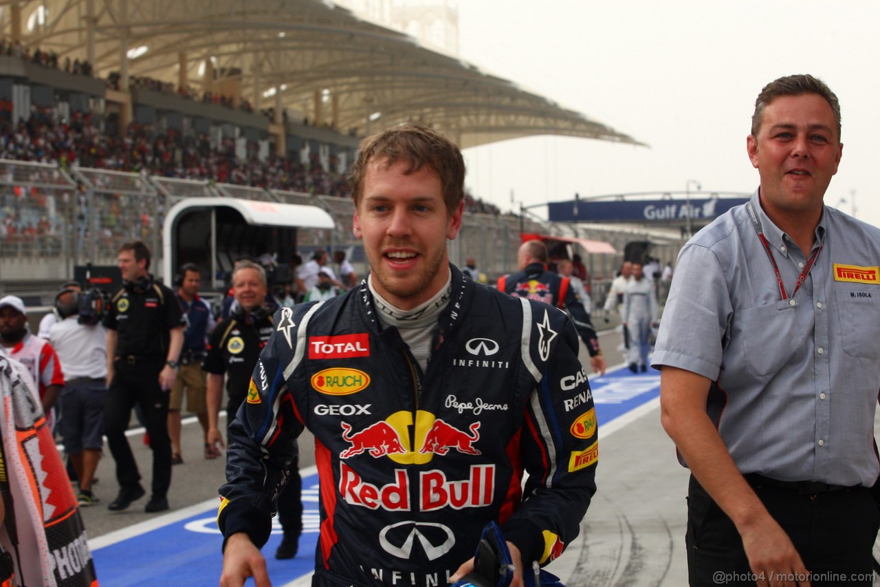 GP BAHRAIN, 22.04.2012- Gara, Sebastian Vettel (GER) Red Bull Racing RB8 vincitore e Mario Isola (ITA), Sporting Director Pirelli  