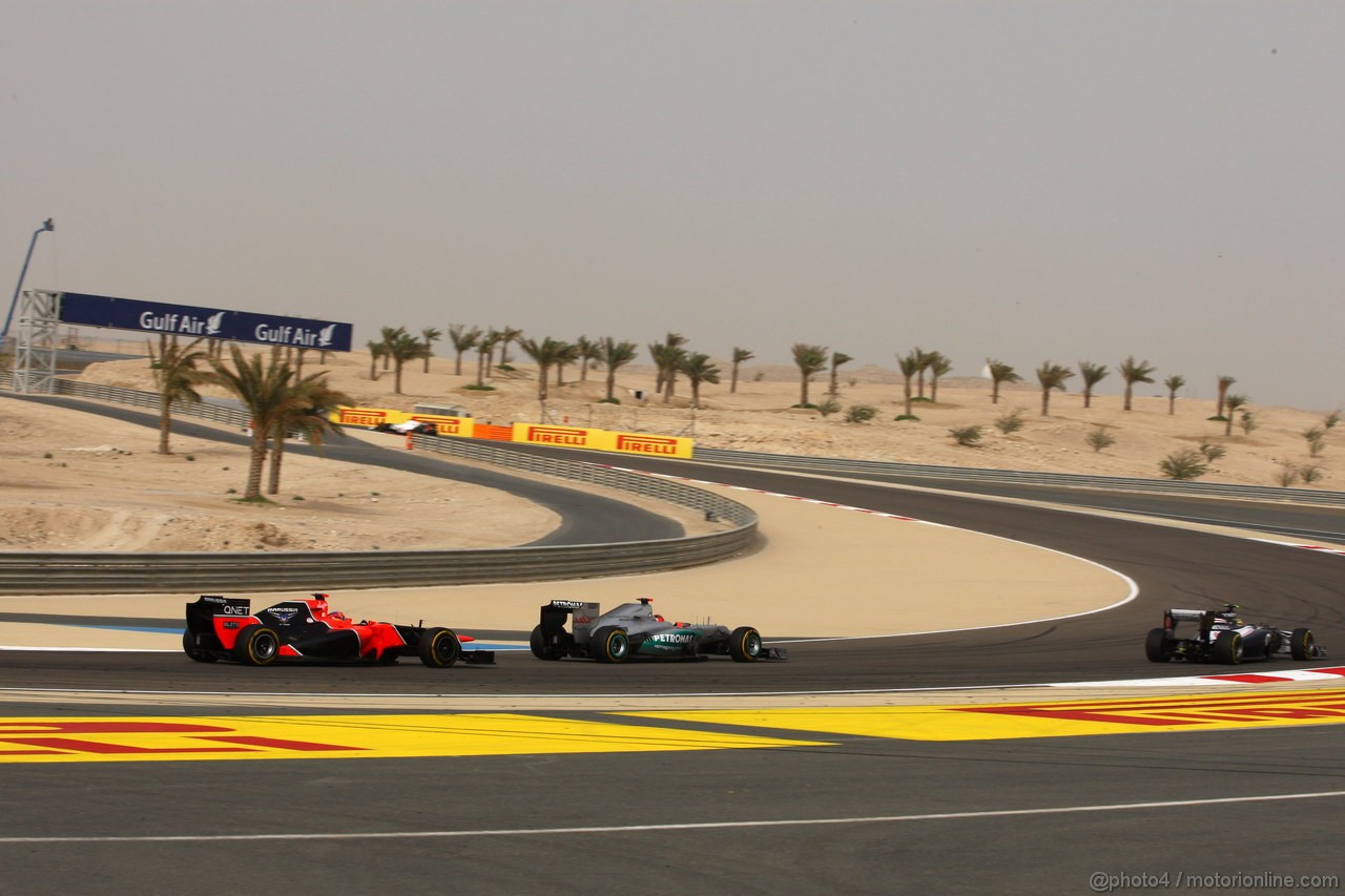 GP BAHRAIN, 22.04.2012- Gara, Timo Glock (GER) Marussia F1 Team MR01,Michael Schumacher (GER) Mercedes AMG F1 W03 e Bruno Senna (BRA) Williams F1 Team FW34 