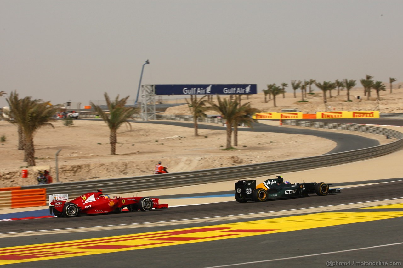 GP BAHRAIN, 22.04.2012- Gara, Fernando Alonso (ESP) Ferrari F2012 e Vitaly Petrov (RUS) Caterham F1 Team CT01 