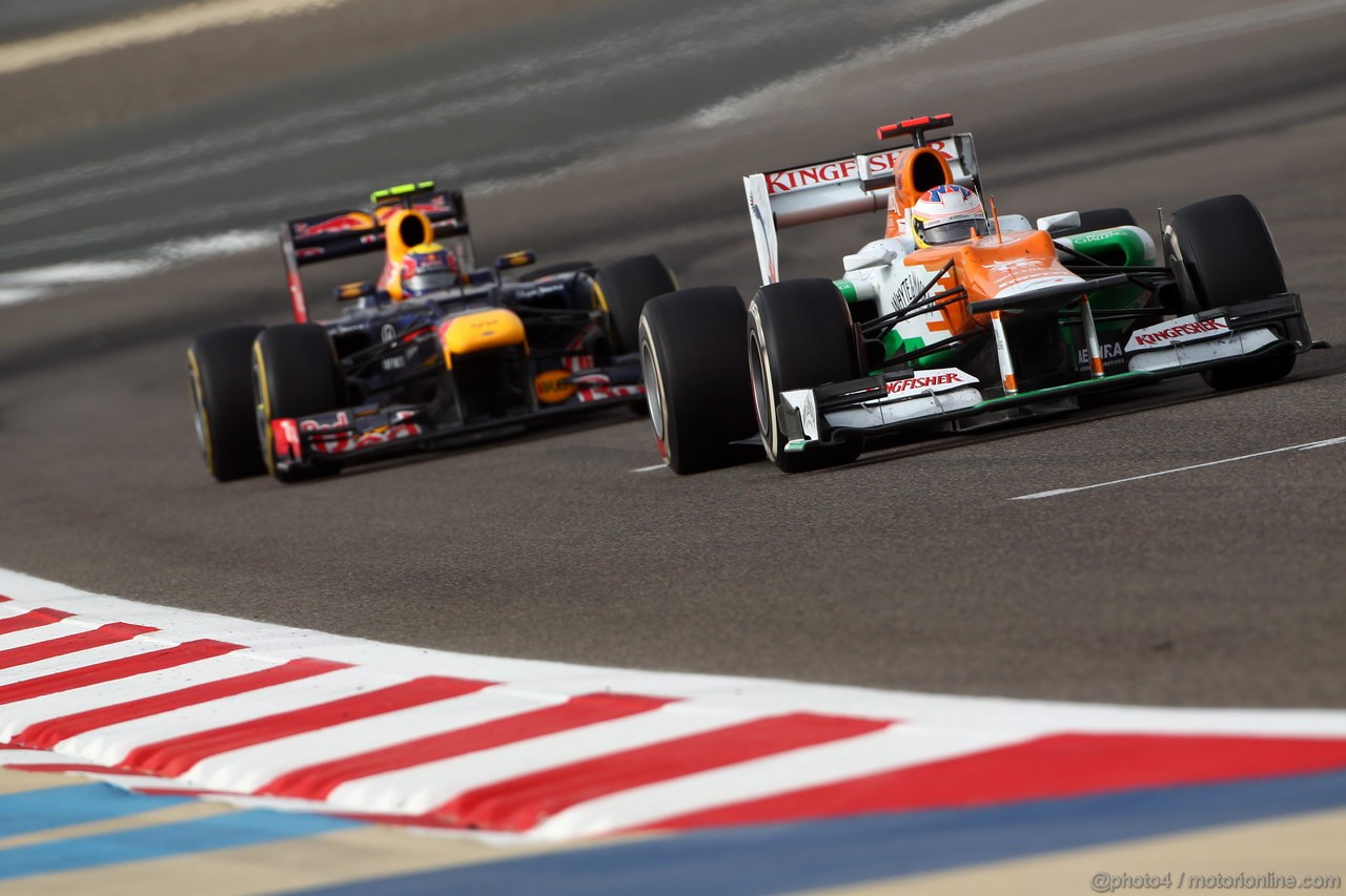 GP BAHRAIN, 22.04.2012- Gara,Paul di Resta (GBR) Sahara Force India F1 Team VJM05 e Mark Webber (AUS) Red Bull Racing RB8 