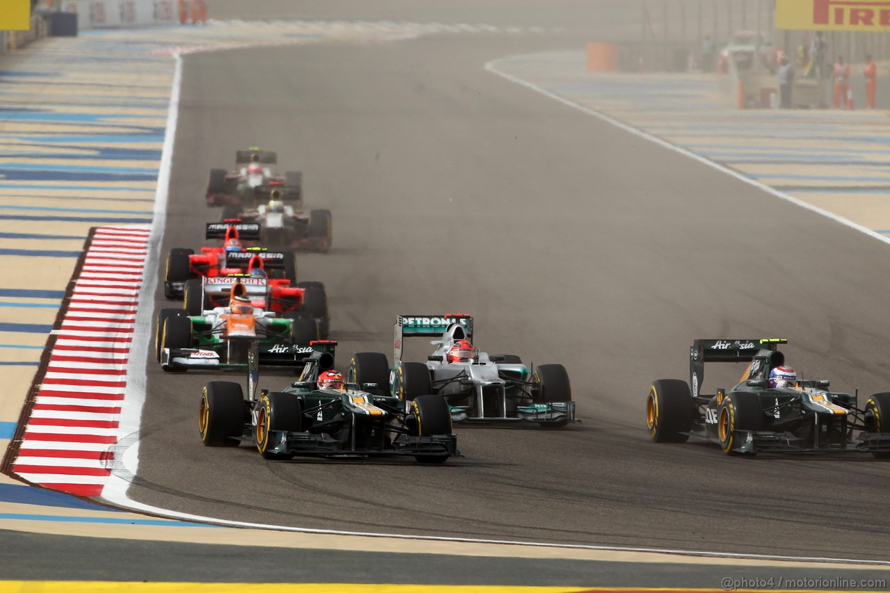 GP BAHRAIN, 22.04.2012- Gara, Heikki Kovalainen (FIN) Caterham F1 Team CT01, Michael Schumacher (GER) Mercedes AMG F1 W03 e Vitaly Petrov (RUS) Caterham F1 Team CT01 